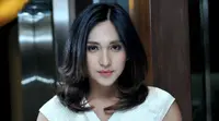 Dena Rachman saat melakukan sesi pemotretan di Jakarta, Jumat, (4/12). (Liputan6.com/Gempur M Surya)