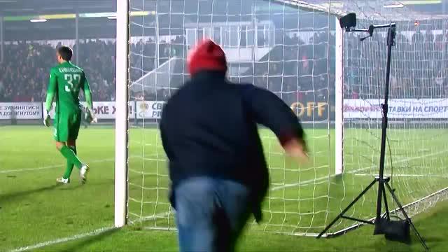 Anton Kanibolotskiy kiper Shakhtar Donetsk menghajar seorang penyusup yang masuk ke lapangan sepak bola dan menghina dirinya saat laga pertandingan sedang berlangsung di Liga Ukraina.