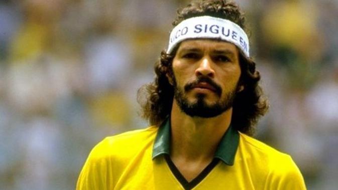 Mantan kapten timnas Brasil, Socrates, ternyata memiliki gelar akademik Dokter dan Ph.D Filsafat.