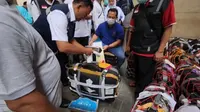 Petugas memeriksa koper jemaah haji Indonesia sebelum dibawa pulang ke Tanah Air. (Liputan6.com/Mevi Linawati)