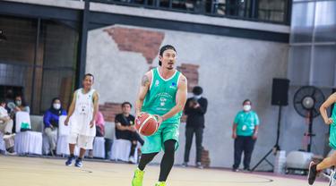Denny Sumargo ikut pertandingan bola basket bareng ODGJ
