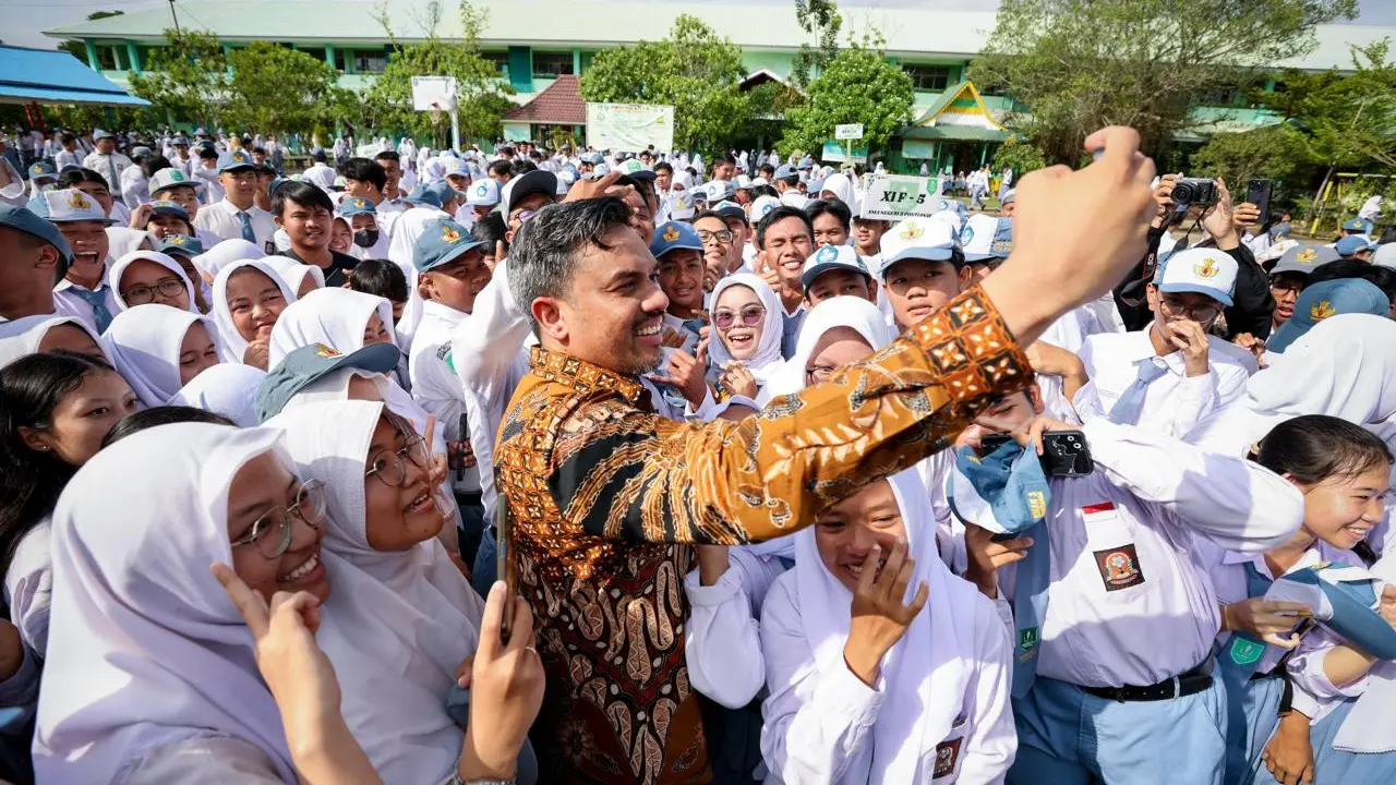 Setelah 27 Tahun, Menteri UMKM Kembali Menginjakkan Kaki di SMAN 3 Pontianak
