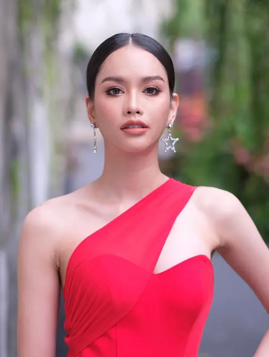 Anna Sueangam-iam dalam balutan gaun merah yang membara. Menandakan semangatnya yang berapi-api dan berkobar (Foto: Instagram @annasnga_1o)