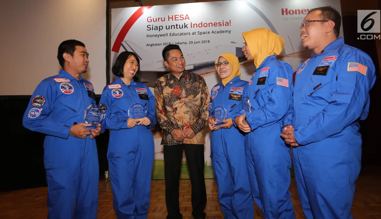 President Honeywell Indonesia, Roy Kosasih (tengah) berbincang dengan perwakilan guru yang telah lulus dari program tahunan HESA di U.S Space & Rocket Center (USSRC) selama 5 hari di Amerika di Jakarta, (29/6). (Liputan6.com/Fery Pradolo)