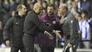 Pelatih Manchester City, osep Guardiola (2kiri) terlibat adu mulut dengan pelatih Wigan, Paul Cook pada laga babak kelima Piala FA di DW Stadium, Wigan, (19/2/2018). Manchester City kalah 0-1.  (AP/Rui Vieira)