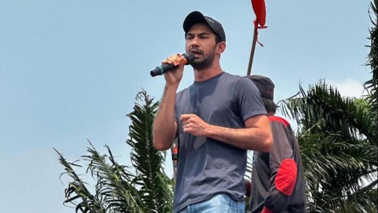 FOTO: Momen Reza Rahadian Turun ke Jalan Protes Revisi UU Pilkada, Orasi Keras "Ini Bukan Negara Milik Keluarga"