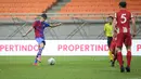 Pemain Barcelona U-18, Jan Molina Vilaseca mencetak gol kedua timnya saat laga International Youth Championship 2021 antara Barcelona U-18 melawan Atletico Madrid U-18 di Jakarta International Stadium, Jakarta, Jumat (15/04/2022). (Bola.com/Bagaskara Lazuardi)