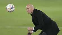 Pelatih kepala Real Madrid Zinedine Zidane pada laga Liga Spanyol antara Real Madrid melawan Alaves di stadion Alfredo di Stefano di Madrid, Spanyol, Sabtu, 28 November 2020. (Foto AP / Bernat Armangue)