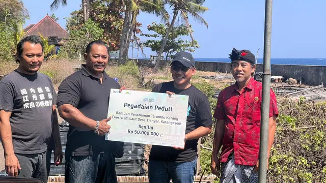 Penyerahan bantuan untuk pelestarian Terumbu Karang di Tianyar, Karangasem