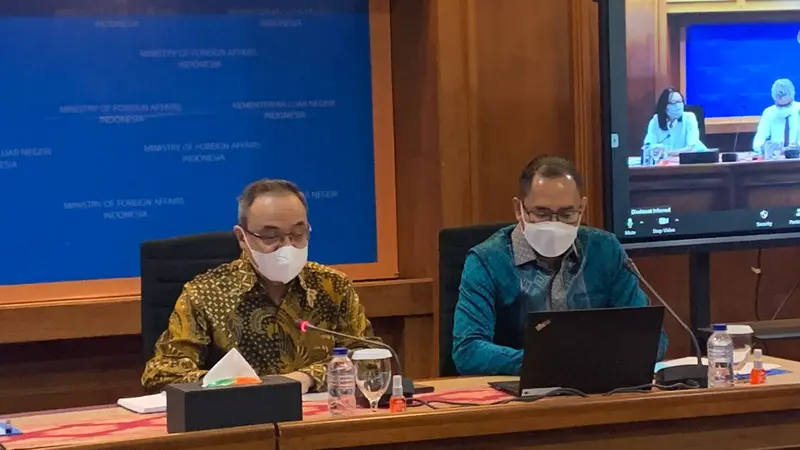 Teuku Faizasyah (kiri), Dirjen IDP Kemlu dan Joedha Nugraha (kanan) Dirjen PWNI dan BHI dalam press briefing, Kamis (13/1/2022).