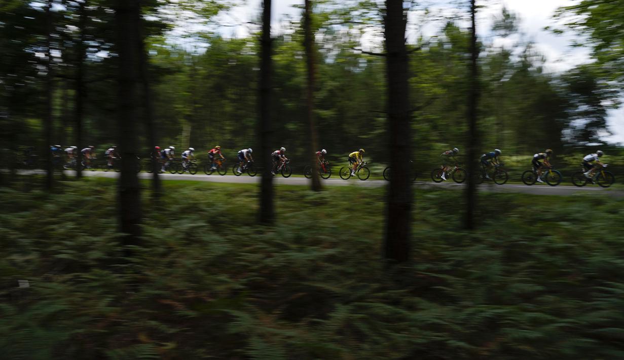 Pembalap tim UAE Emirates sekaligus penyandang kaus kuning, Tadej Pogacar (tengah) sedang melaju pada etape ke-19 balap sepeda Tour de France 2021 yang menempuh jarak 207 kilometer, dari Mourenx menuju Libourne, Prancis, pada Jumat 16 Juli 2021. (AP/Daniel Cole)