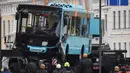 Laporan-laporan berita Rusia mengatakan ada 15 orang di dalam bus kota ketika bus tersebut menerobos pembatas jalan dan terjun ke Sungai Moika di pusat kota Sankt Peterburg. (Olga MALTSEVA / AFP)