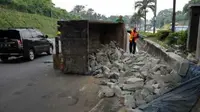 Truk bermuatan batu yang terguling di Tol JORR Jakarta Timur. (Twitter TMC Polda Metro Jaya)