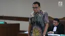 Sekertaris Jenderal Komite Olahraga Nasional Indonesia (KONI) Ending Fuad Hamidy saat jalani sidang perdana sebagai terdakwa di Pengadilan Tipikor, Jakarta, Senin (11/3). Sidang mengagendakan pembacaan Surat Dakwaan. (Liputan6.com/Johan Tallo)