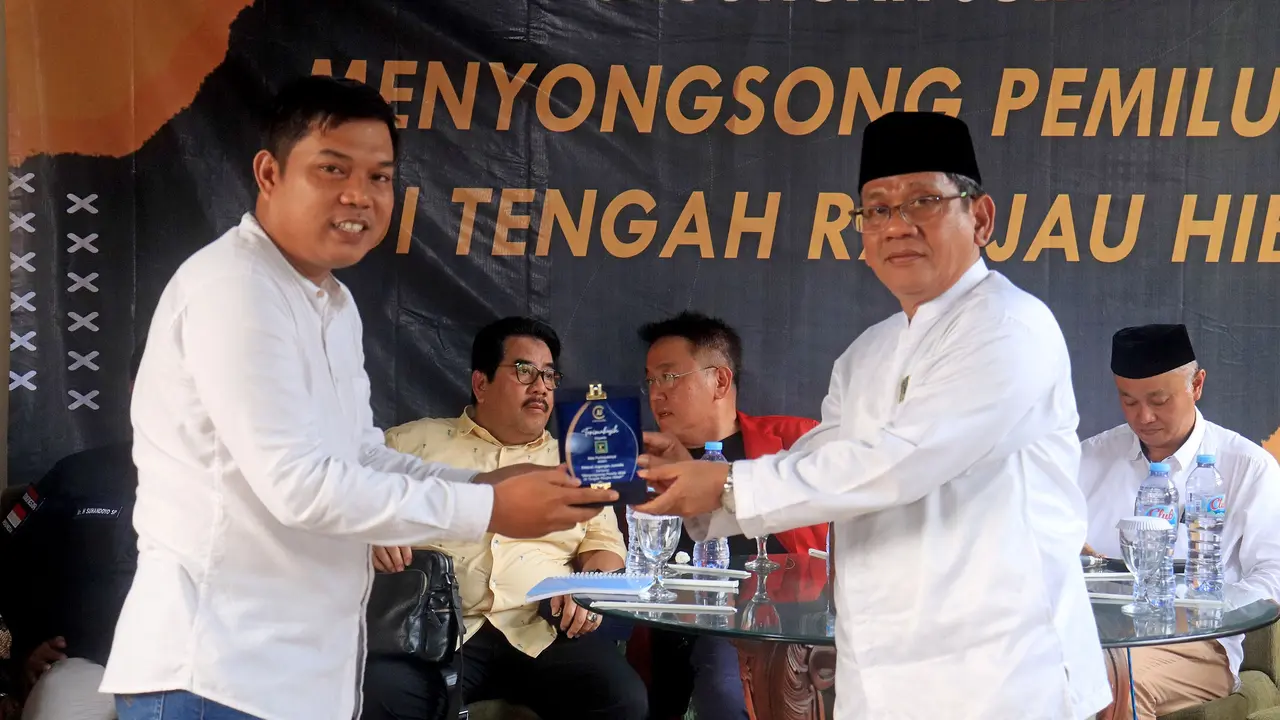 Wakil Ketua DPW PPP Jatim Mujahid Ansori (kanan).