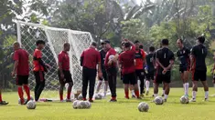 Pelatih Persija Thomas Doll, memimpin sesi latihan di Lapangan Nirwana Park, Bojongsari, Depok, Rabu (25/5/2022). (Bola.com/M Iqbal Ichsan)