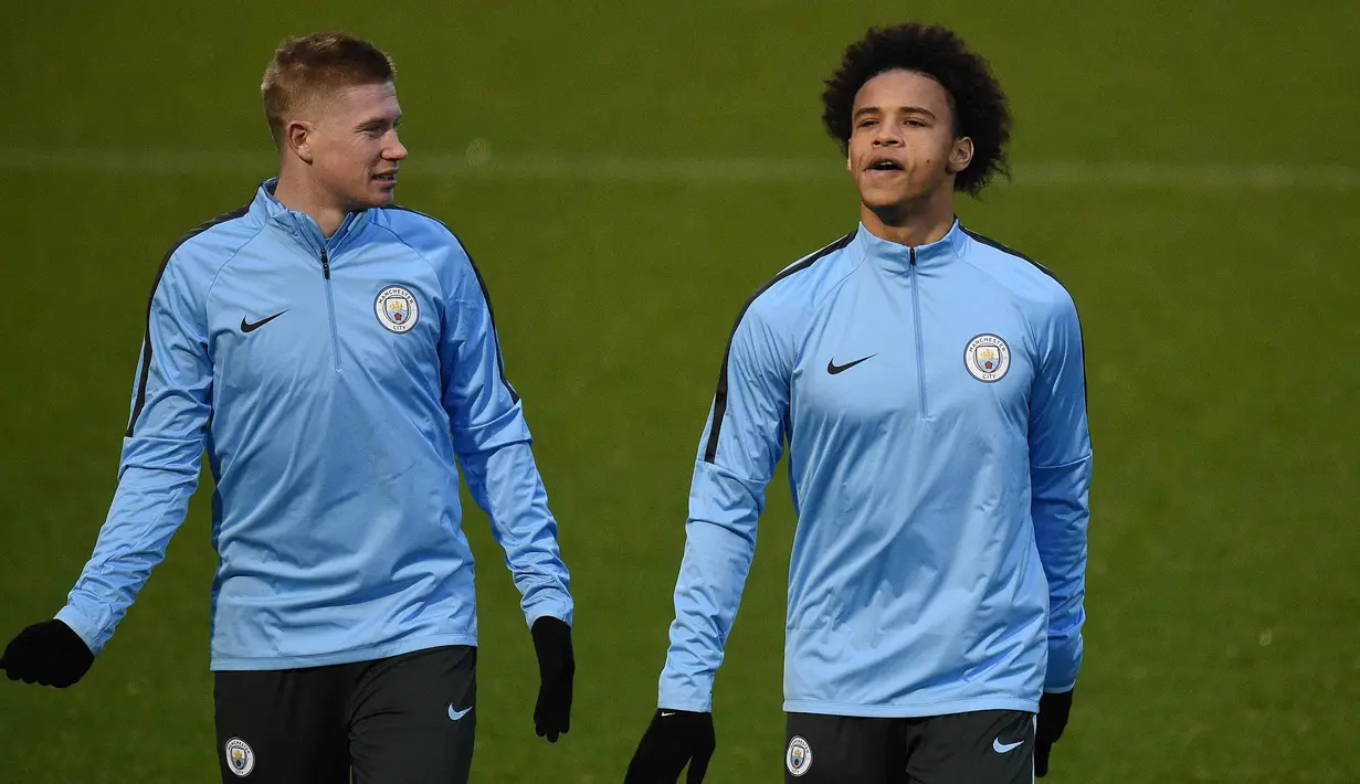 Gelandang Manchester City, Kevin De Bruyne (kiri) dan Leroy Sane melakukan pemanasan saat mengikuti latihan jelang menghadapi Feyenoord di Liga Champions  di Manchester, Inggris (20/11). (AFP Photo/Oli Scarff)