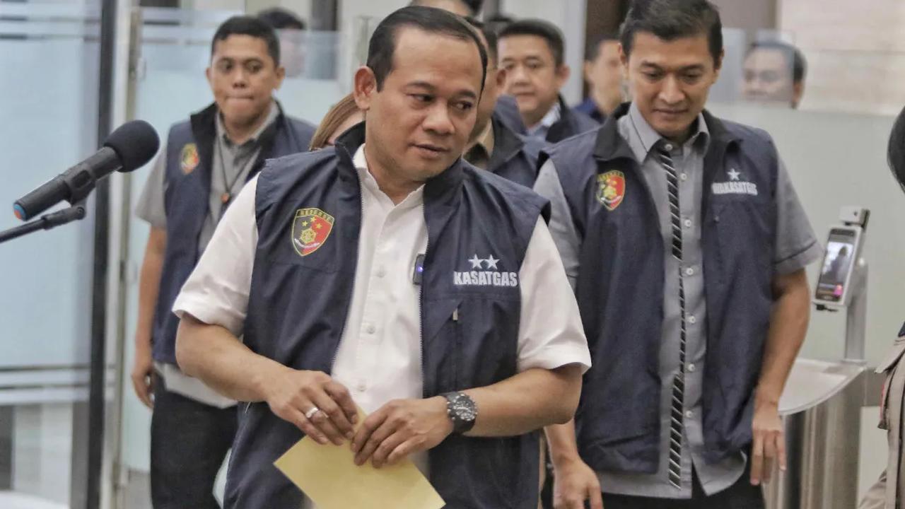 "Telah dilakukan gelar perkara yang menetapkan 2 orang tersangka kembali, kami telah menetapkan lagi 2 orang tersangka yang berperan sebagai pemberi suap atas nama tersangka VW dan DR,"<br>