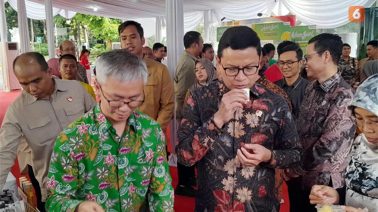 Kepala BPOM Taruna Ikrar (tengah) sedang mengicip minuman yang berasal dari tanaman herbal dalam rangkaian Hari Jamu Nasional 2025.