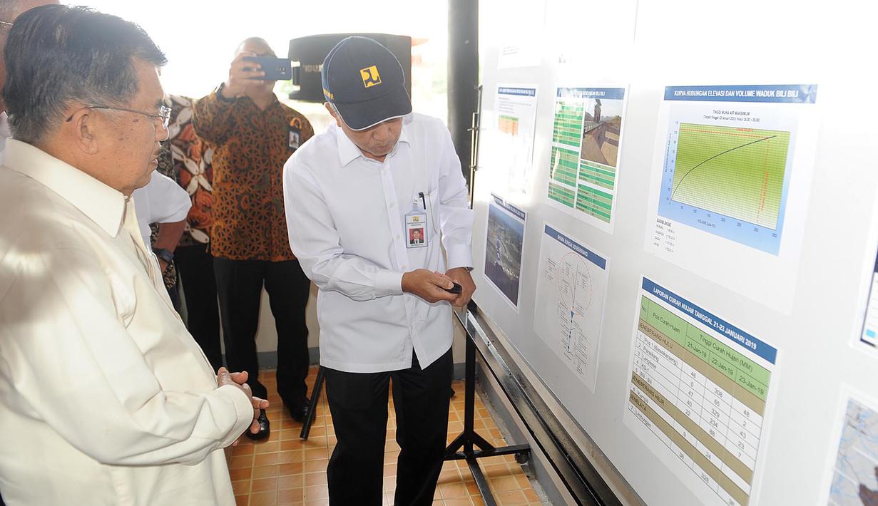 Wapres Jusuf Kalla (JK) saat meninjau Bendungan Bili-Bili usai banjir menerjang Gowa, Sulawesi Selatan, Minggu (27/1). JK didampingi Menteri PUPR Basuki Hadimuljono dan Mensos Agus Gumiwang. (Liputan6.com/Pool/Media Wapres)