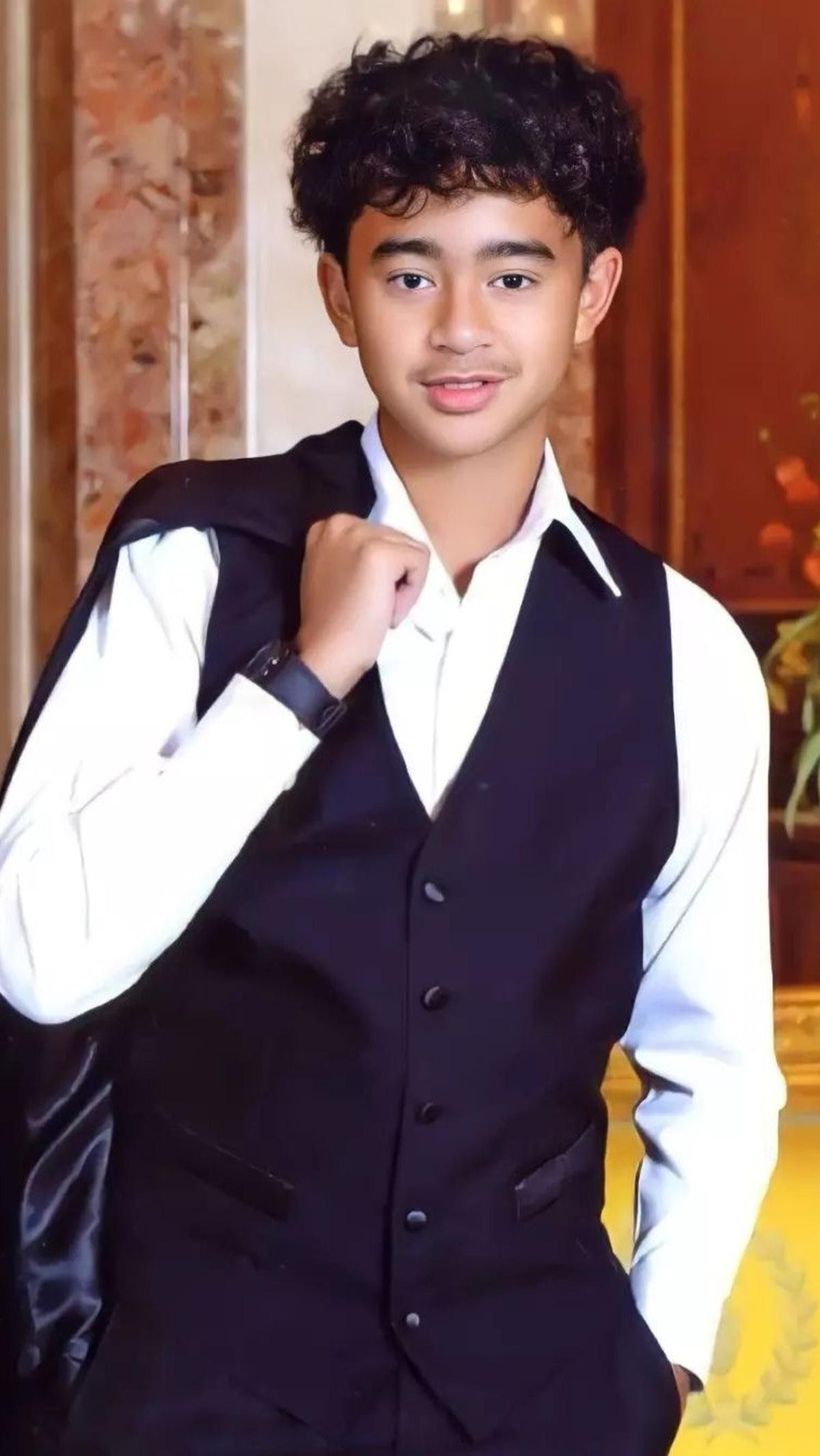 Pangeran Abdul Muntaqim bisa dikatakan keponakan Pangeran Mateen. Tak heran jika kehadirannya di pernikahan Pangeran Mateen juga curi perhatian.&nbsp;
