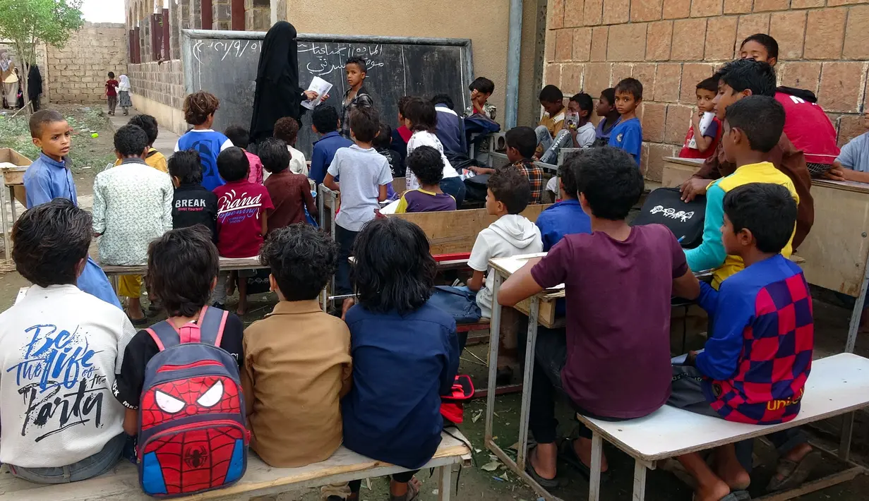 Suasana kegiatan belajar kelas anak-anak Yaman di gedung sekolah yang terlihat rusak di provinsi barat Hodeidah, Yaman, Minggu (5/9/2021). Menurut PBB, sebelum adanya virus corona menyerang, sekitar dua juta anak di Yaman tidak bersekolah. (AFP/Khaled Ziad)