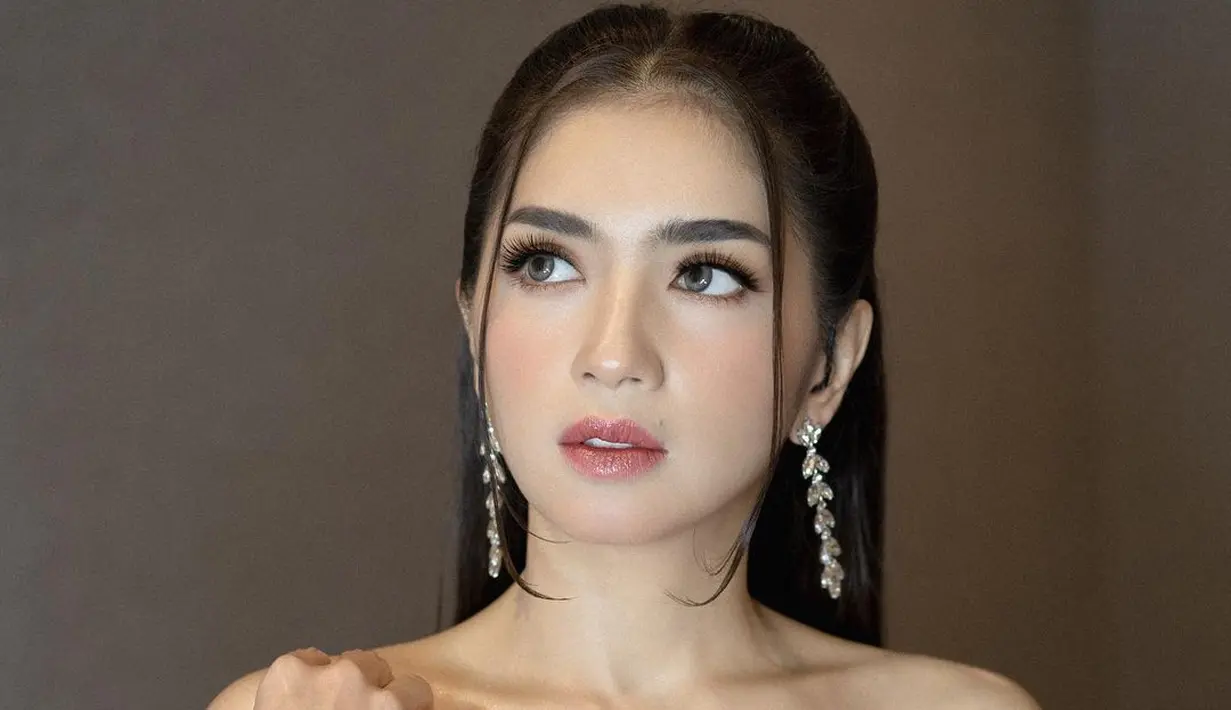 Makeup memukau lainnya dari Angel Karamoy. Dengan tampilan bibir glossy, riasan wajah yang bersinar bernuansa merah muda yang lembut sempurna terlihat pada Angel Karamoy. Foto: Instagram.