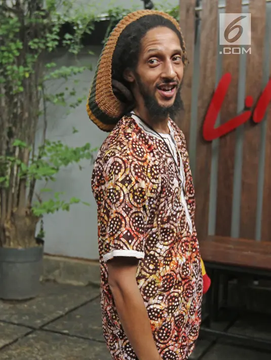 Putra Bob Marley, Julian Marley berpose usai jumpa pers Jakarta Peace Concert 2017 di Jakarta, Rabu (15/11). Pada 18 November 2017, Julian Marley akan manggung di Jakarta. (Liputan6.com/Herman Zakharia)