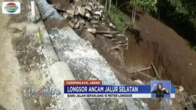 Saat ini, perbaikan jalan masih terus dilakukan petugas dengan mengerahkan alat berat.