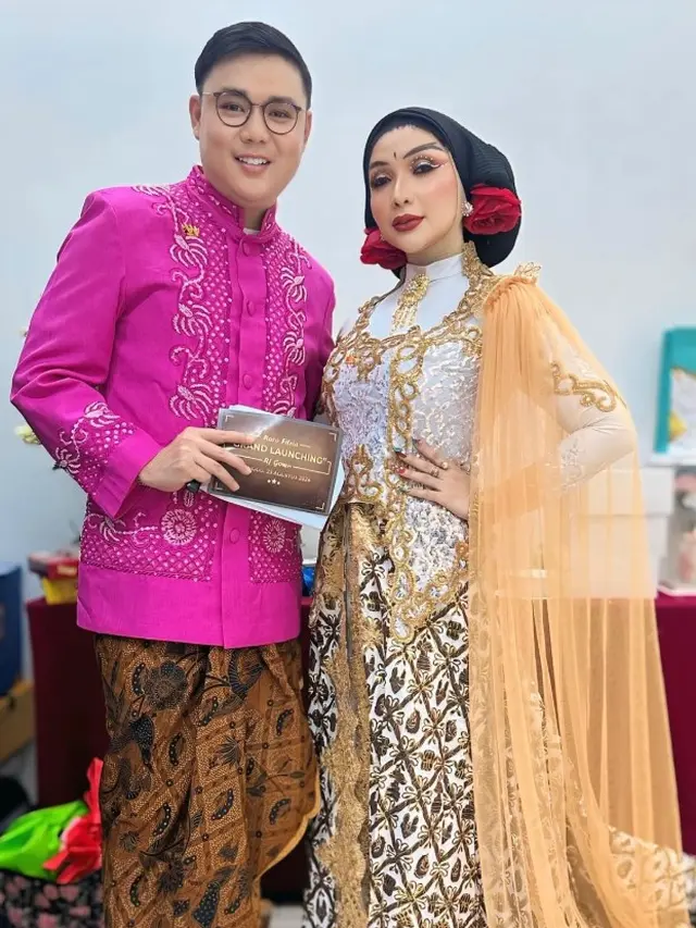 Model Kebaya dan Hijab Sanggul Roro Fitria