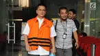 Direktur PT Indo Jaya dan PT Sarana Bangun Nusantara Hasmun Hamzah (kiri) dikawal usai menjalani pemeriksaan di Gedung KPK, Jakarta, Rabu (14/3). Hasmun diduga menyuap Wali Kota Kendari Adriatma Dwi Putra. (Merdeka.com/Dwi Narwoko)
