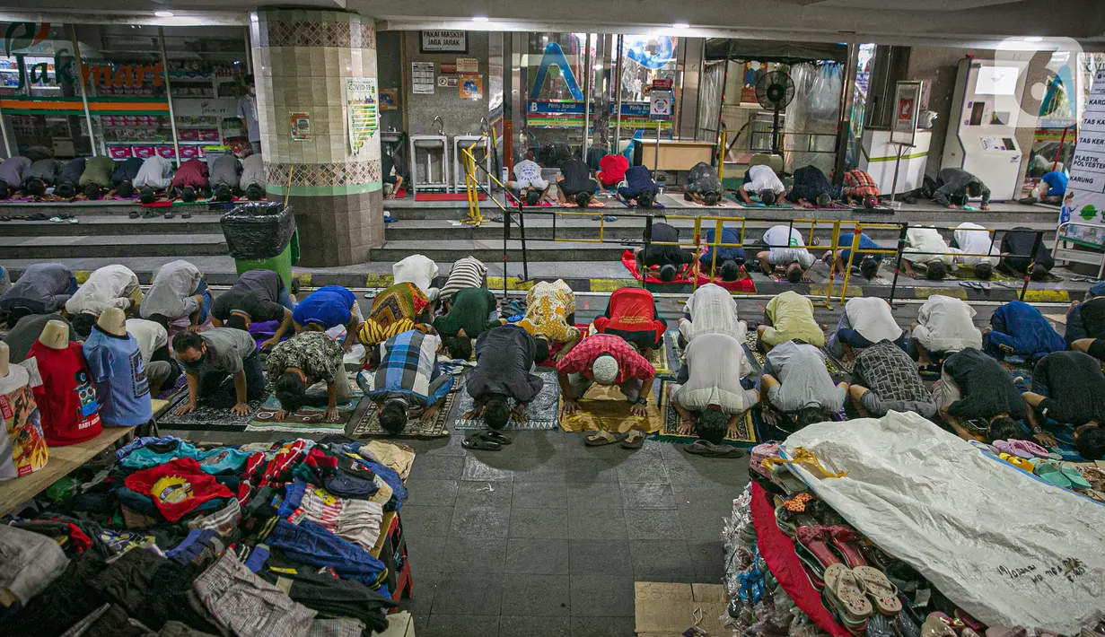 Umat muslim melaksanakan sholat Jumat pertama Ramadhan di Pasar Tanah Abang, Jakarta Pusat, Jumat, (16/4/2021). Fasilitas tempat ibadah yang tidak sebanding dengan jumlah pengunjung menyebabkan jemaah terpaksa melaksanakan ibadah sholat Jumat di selasar pertokoan. (Liputan6.com/Faizal Fanani)