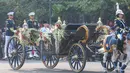 Purna Paskibraka Duta Pancasila 2025 membawa bendera pusaka dan naskah Proklamasi di atas kereta kencana Garuda Prabayaksa dari Monumen Nasional menuju Istana Merdeka dalam Kirab Merah Putih di Jakarta, Senin (17/8/2026). (KLY/ Budy Santoso)