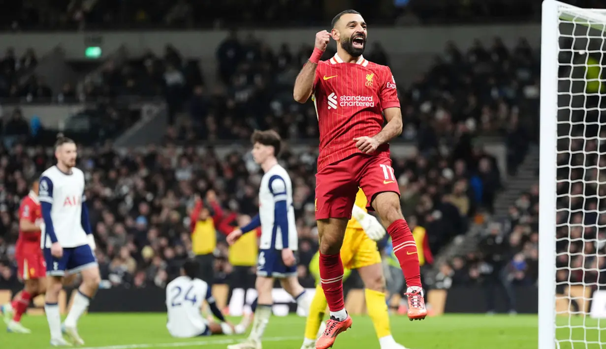 Mo Salah jadi bintang saat membawa Liverpool menaklukkan Tottenham Hotspur pada laga pekan ke-17 Premier League 2024/2025 di Tottenham Hotspur Stadium pada Minggu (22/12/2024). Pada laga ini, pemain asal Mesir ini menorehkan dua gol dan dua assist untuk kemenangan timnya. (Adam Davy/PA via AP)