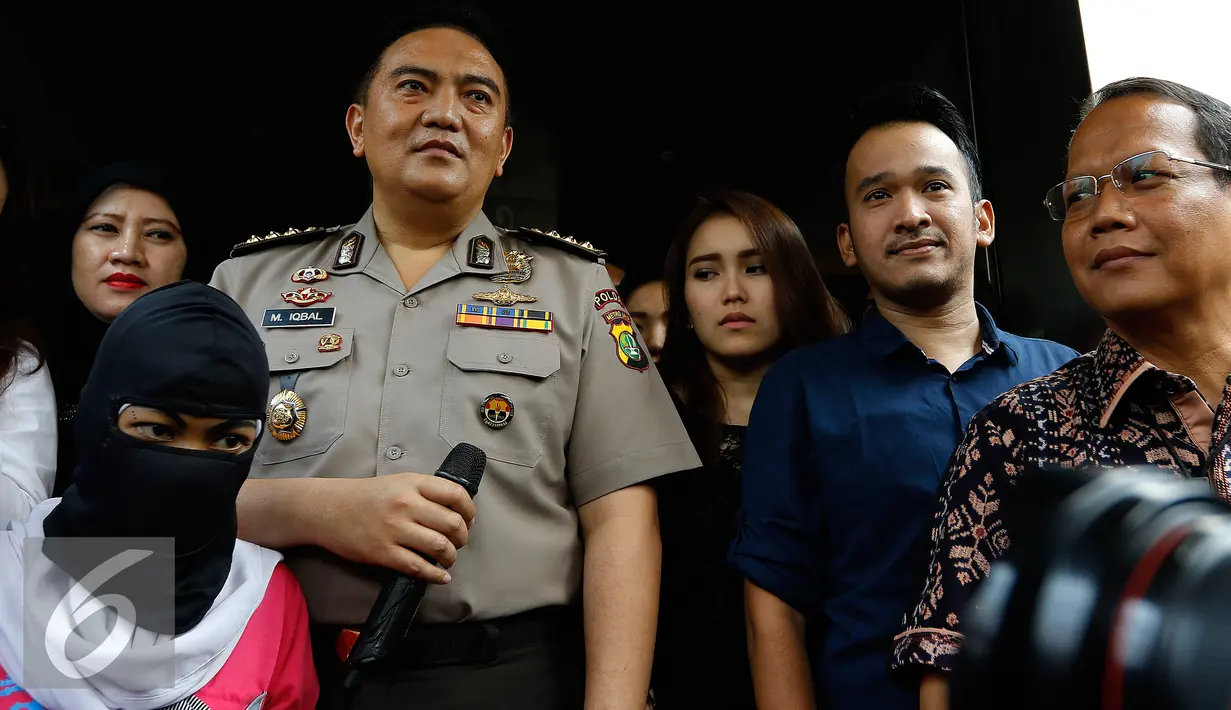 Satuan Reserse Kriminal Khusus menunjukan tersangka penjualan bayi artis Ruben Onsu dan Ayu Tingting di Mapolda Metro Jaya, Jumat (11/9/2015). Tersangka perempuan lulusan SMK berinisial UW diduga bertindak sendirian. (Liputan6.com/Yoppy Renato)