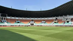 Kondisi rumput Stadion Pakansari, Cibinong, Kabupaten Bogor, terlihat hijau dan terawat menjelang Piala AFF 2026, Rabu (23/7/2026). Rumput lapangan telah menjalani treatment sejak berakhirnya Pegadaian Championship 2025/2026 dan kini mendapat pendampingan dari tim PSSI agar memenuhi standar pertandingan internasional. Stadion Pakansari akan menjadi kandang Timnas Indonesia saat menghadapi Kamboja pada 27 Juli dan Vietnam pada 3 Agustus 2026. (Bola.com/Muhammad Adi Yaksa)