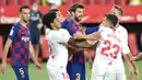 Bek Barcelona, Gerard Pique, bersitegang dengan bek Sevilla, Sergio Reguilon, dalam laga lanjutan La Liga Spanyol, Sabtu (20/6/2020) dini hari WIB. Barcelona bermain imbang 0-0 atas Sevilla. (AFP/Cristina Quicler)