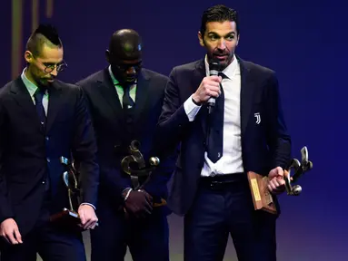 Kiper Juventus, Gianluigi Buffon memberi sambutan setelah menerima penghargaan pada acara Asosiasi Sepak Bola Italia 'Gran Gala del Calcio' di Milan, Senin (27/11). Buffon dinobatkan sebagai Pemain Terbaik Liga Italia musim 2016/2017. (MIGUEL MEDINA/AFP)