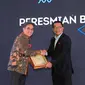 Direktur Operasional bank bjb Tedi Setiawan (Kiri) saat menerima penghargaan Mitra Pembangunan Daerah Jawa Barat dari Gubernur Jawa Barat Ridwan Kamil (Kanan) bertempat di The Trans Luxury Hotel Bandung (18/11).