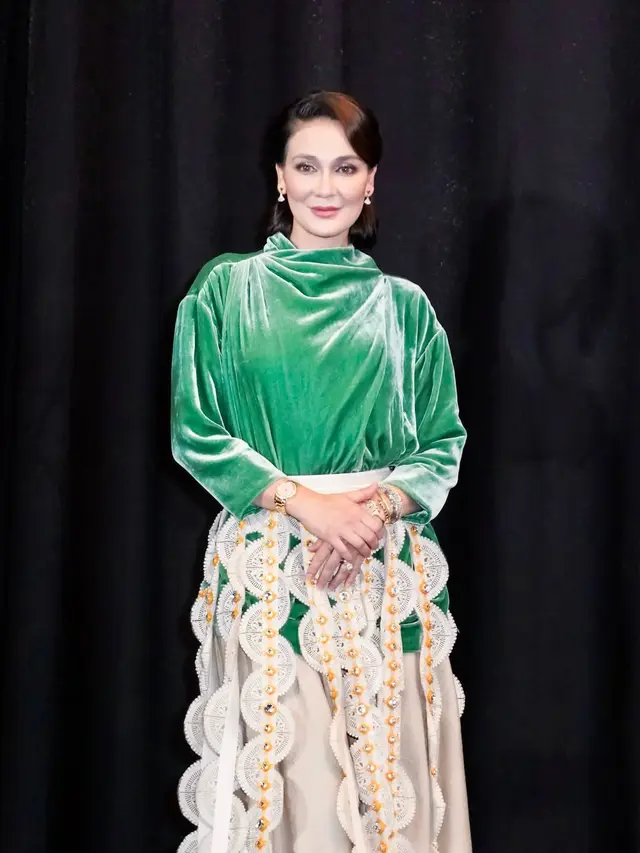 Luna Maya Tampil Playful dan Penuh Karisma di Gala Premiere Film Sukma di Malaysia