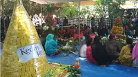 Ribuan warga memadati Punden Leluhur di Desa Sukorejo Kecamatan Ngasem Kabupaten Kediri Jawa Timur. Mereka sedang menyaksikan acara ritul gelar bersih Desa, Kamis (12/10/2017). (Liputan6.com/Dian Kurniawan)