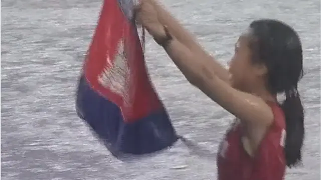 Bou Samnang, pelari Kamboja di ASEAN Games 2023. Ia terus berlari meski hujan.