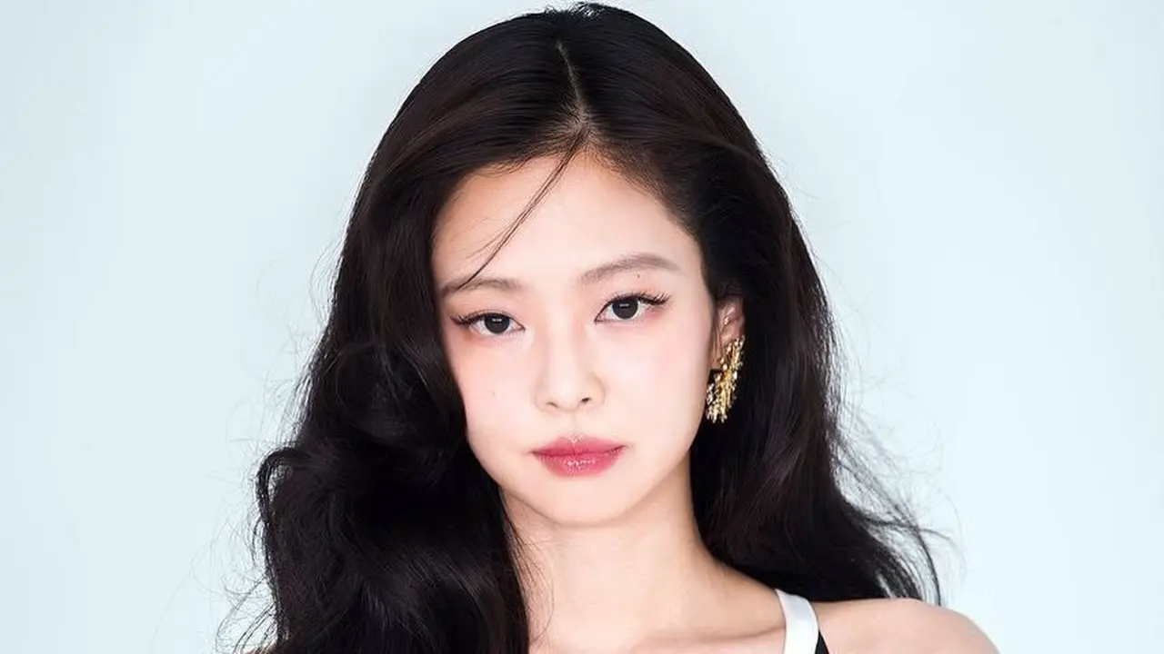 Tampil Menawan di CHANEL Métiers d'art Seoul, Jennie Pancarkan Pesona Old Hollywood dengan Rambut Mengembang dan Lipstik Merah