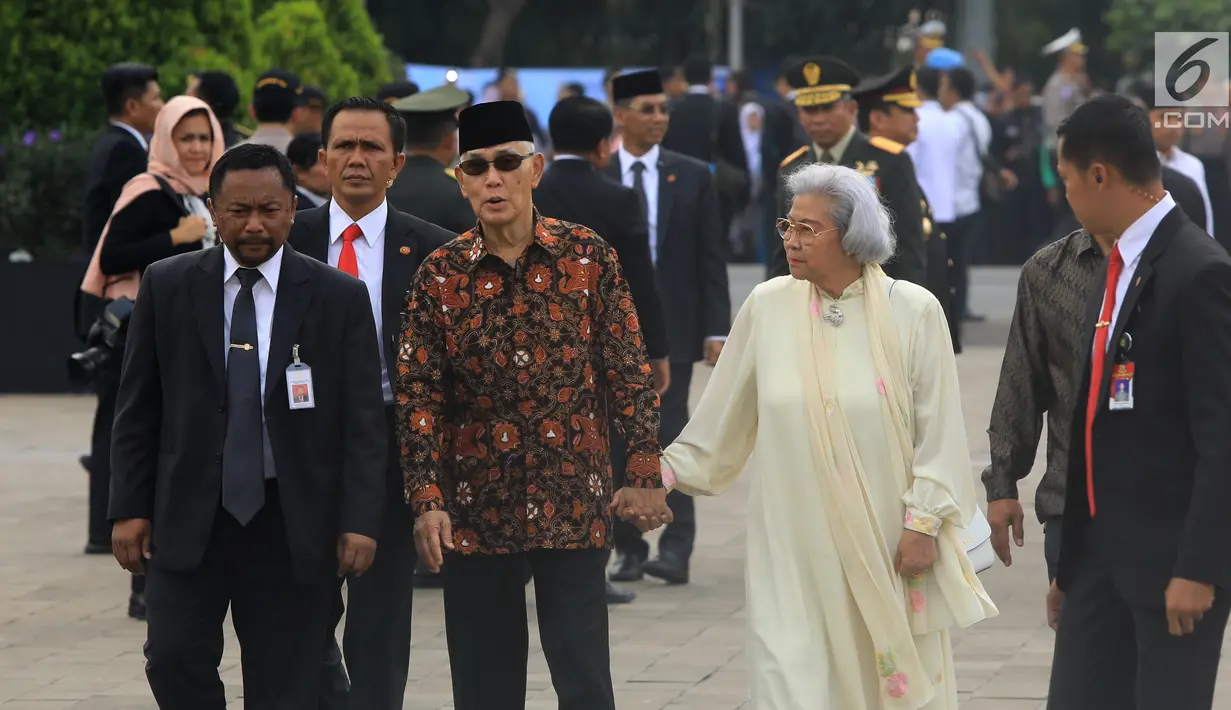 Wakil Presiden periode 1993-1998 Try Sutrisno menghadiri pemakaman istri presiden ke-6 RI Susilo Bambang Yudhoyono (SBY), Ani Yudhoyono di Taman Makam Pahlawan (TMP) Kalibata, Jakarta, Minggu (2/6/2019). (Liputan6.com/JohanTallo)
