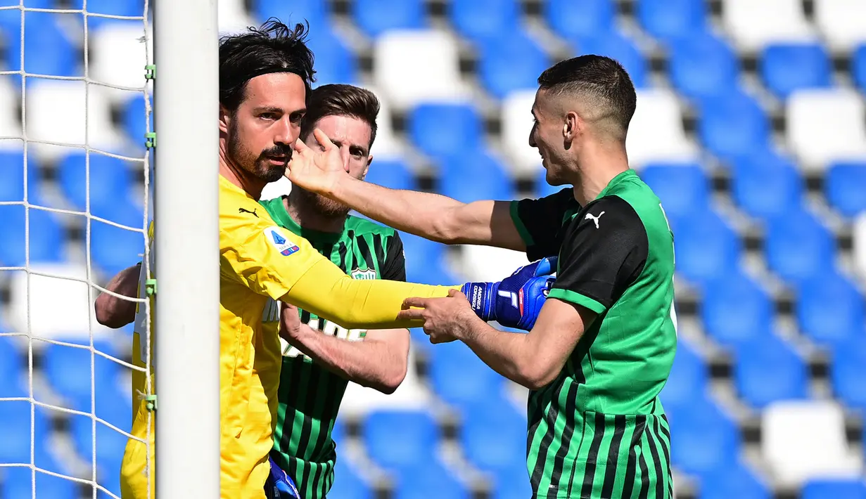 Andrea Consigli. Kiper Sassuolo asal Italia berusia 35 tahun ini total kebobolan sebanyak 63 gol di Liga Italia musim 2021/2022 dari total 37 laga meski mampu membuat 109 saves. Ia hanya absen dalam 1 laga saat menjamu Bologna di pekan ke-19 dan kalah 0-3. Di akhir musim Sassuolo menempati posisi ke-11 di klasemen akhir dengan total kebobolan sebanyak 66 gol.(AFP/Miguel Medina)