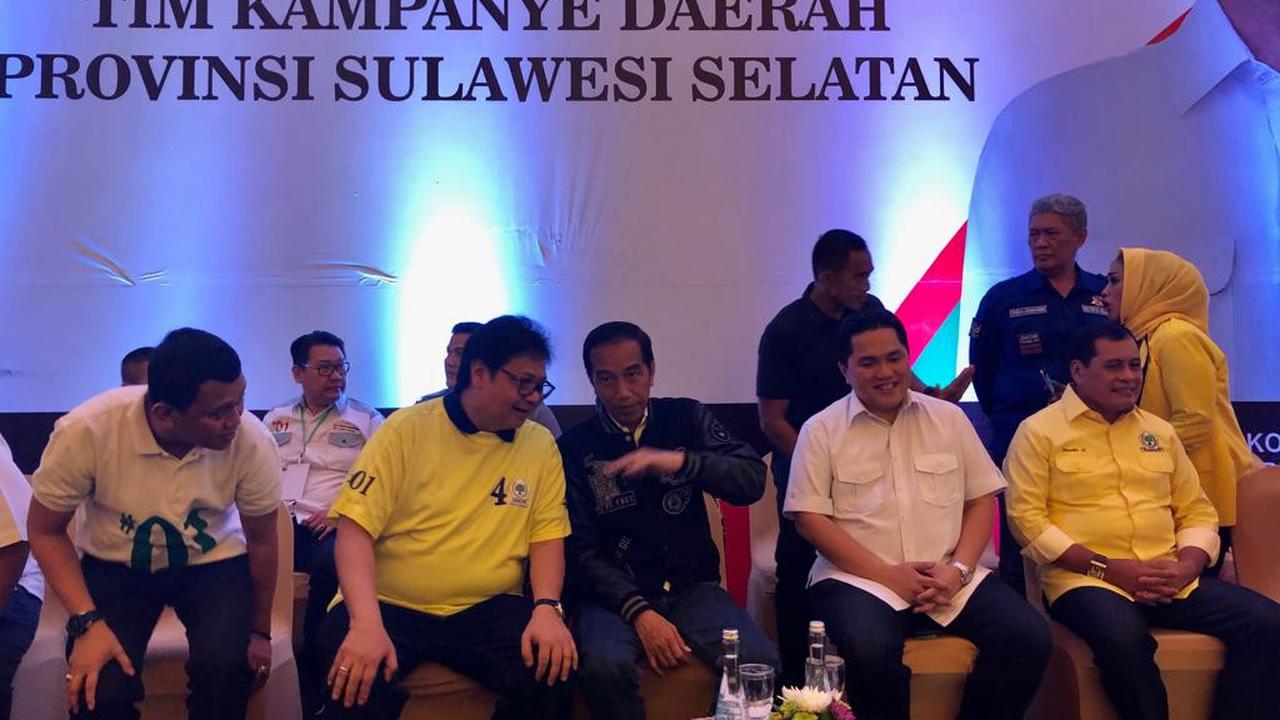 Presiden Jokowi dan Ketua Umum DPP Partai Golkar Airlangga Hartarto menghadiri konsolidasi akbar tim pemenangan Golkar di Makassar. (Istimewa)