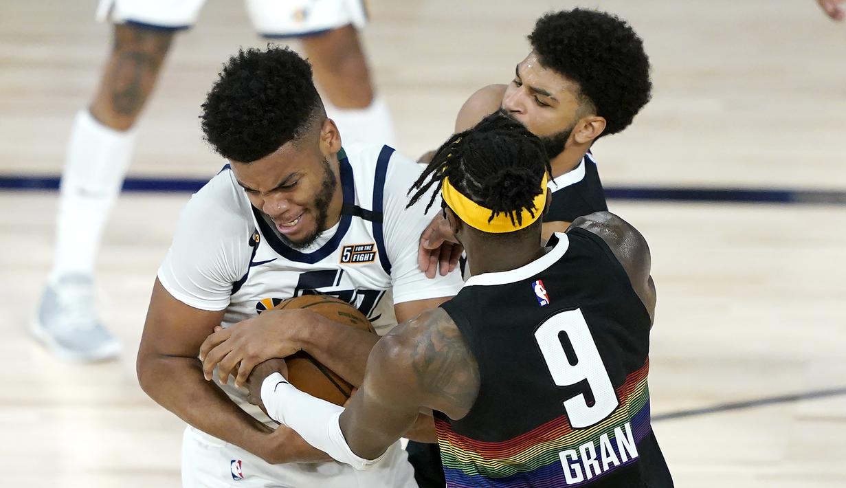 Pemain Utah Jazz, Juwan Morgan, berebut bola dengan pemain Denver Nuggets pada ronde pertama playoff NBA musim 2020 di The Field House, Florida, Selasa (18/8/2020). Denver Nuggets menang 135-125 atas Utah Jazz. (AFP/Ashley Landis/Pool/Getty Images)