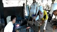 Masyarakat kampung pandai besi di Kabupaten Majene, Sulbar tampak sedang membuat keris jenis jambia (Liputan6.com/ Eka Hakim)