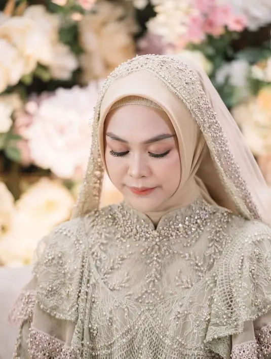 Penampilan Ria Ricis kemudian disempurnakan dengan hijab warna lime green yang senada dengan bajunya. (Instagram/okisetianadewi).