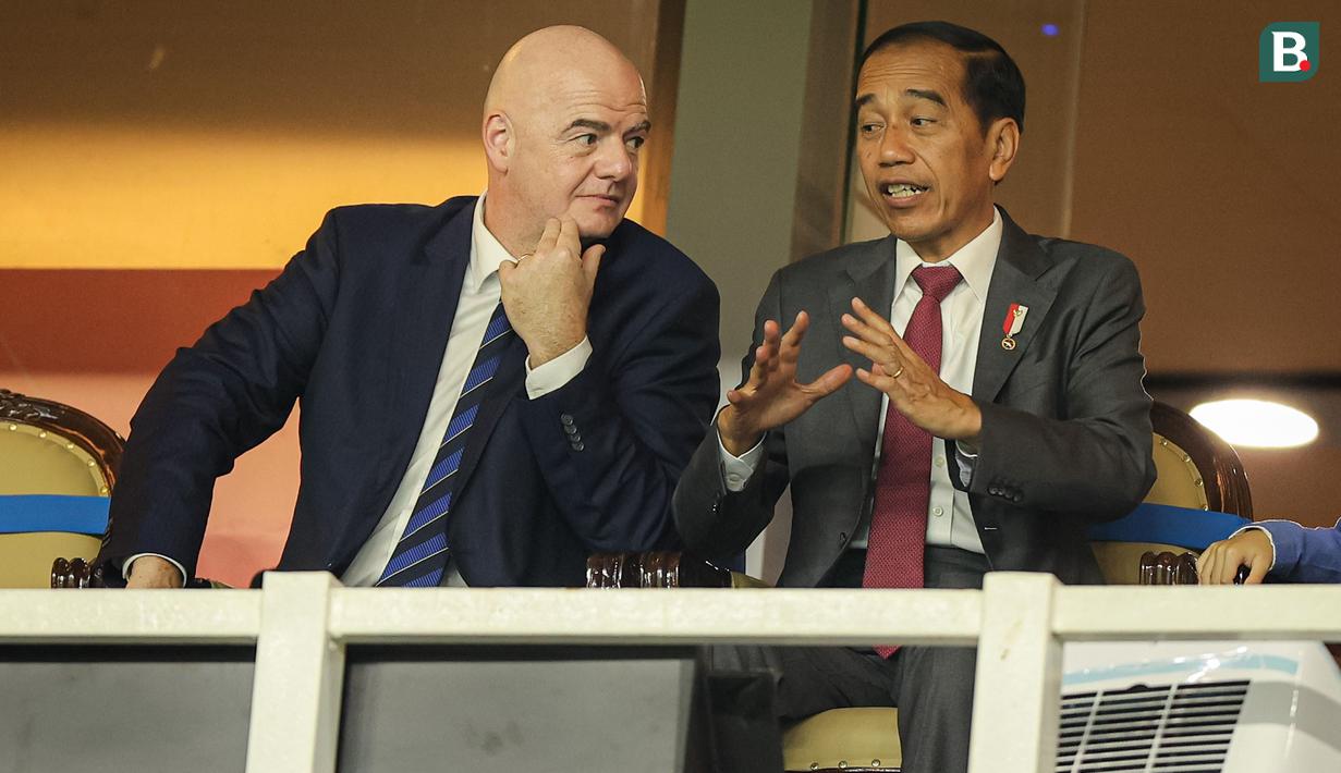 <p>Presiden RI, Joko Widodo berbincang dengan Presiden FIFA, Gianni Infantino saat acara pembukaan Piala Dunia U-17 2023 di Stadion Gelora Bung Tomo, Surabaya, Jumat (10/11/2023) malam WIB. (Bola.com/Bagaskara Lazuardi)</p>
